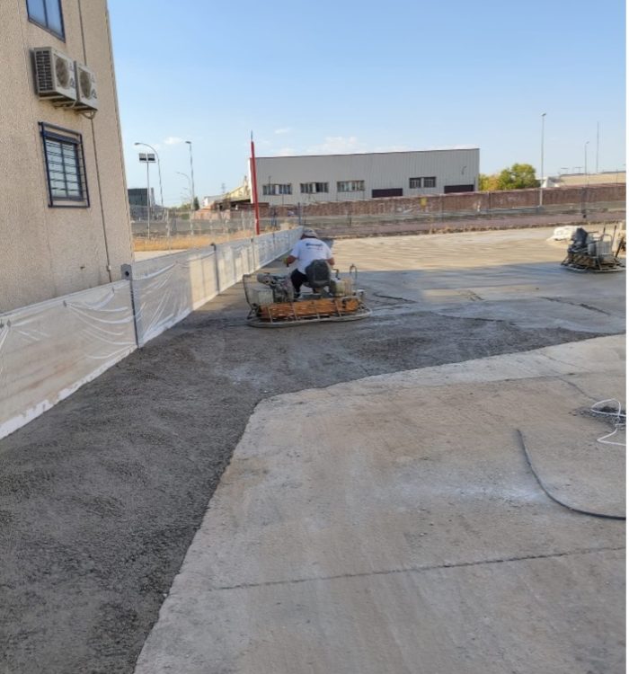 Construcción de muro perimetral de hormigón